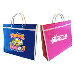 50 bolsas publicitarias de plástico para mercados y negocios en diferentes colores.