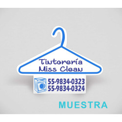 Iman publicitario con su logotipo o marca en forma de gancho para ropa impreso a dos tintas en serigrafía.