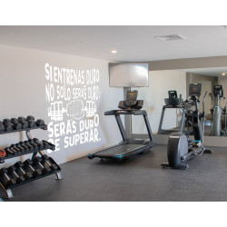 Vinil decorativo con frase motivacional "Si entrenas duro no sólo serás duro; serás duro de superar"