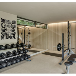 Vinil decorativo con frase motivacional "Si entrenas duro no sólo serás duro; serás duro de superar"