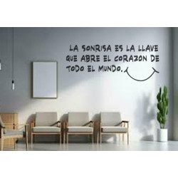 Vinil decorativo para consultorio dental con la frase "La sonrisa es la llave que abre el corazón de todo el mundo".